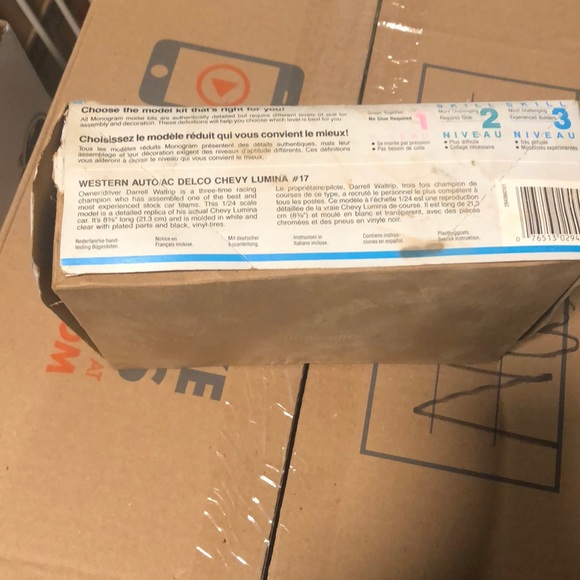 Western Auto/AC Delco model kit - Picture 3 of 3